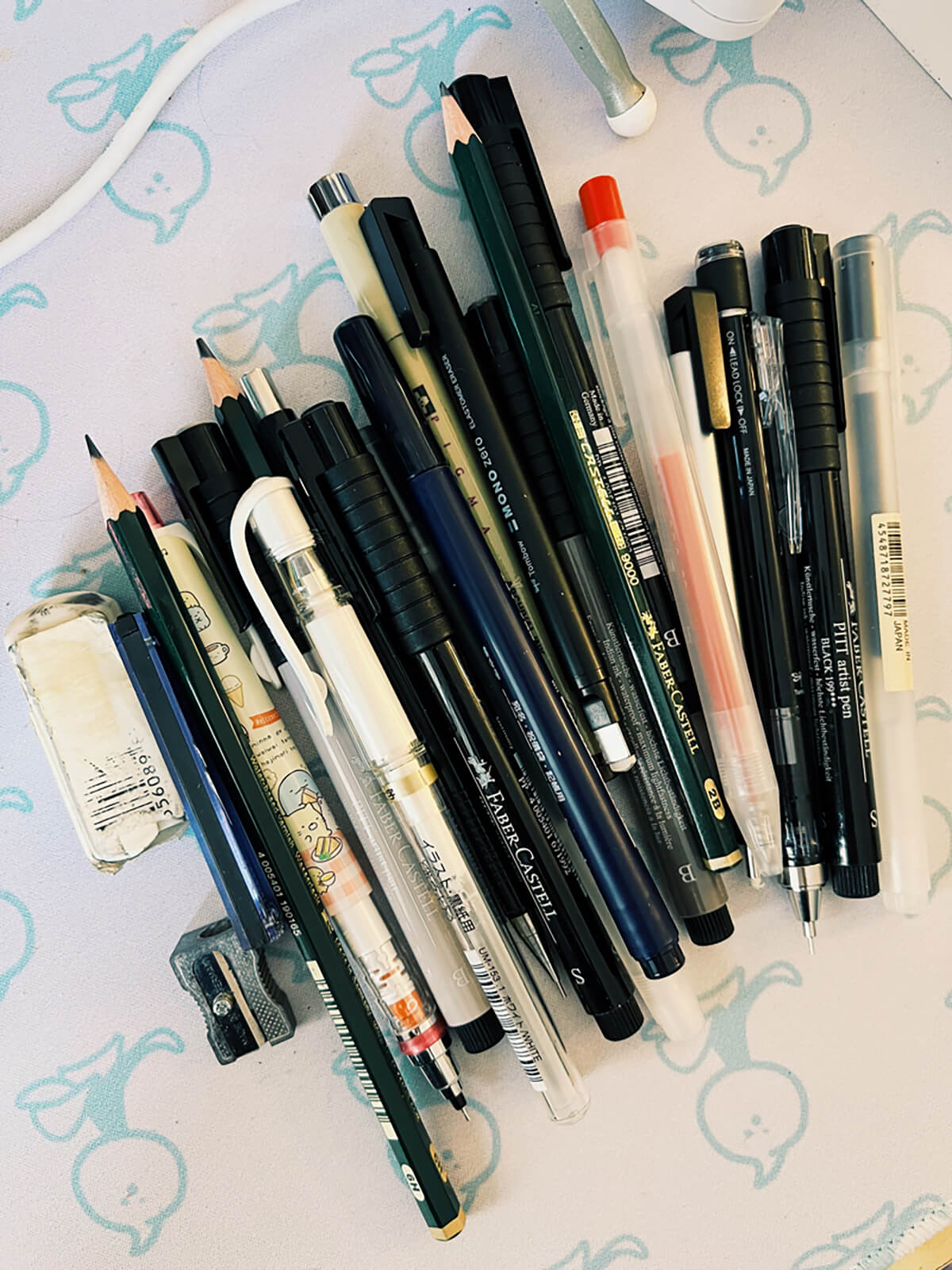 A bunch of pens for drawing.