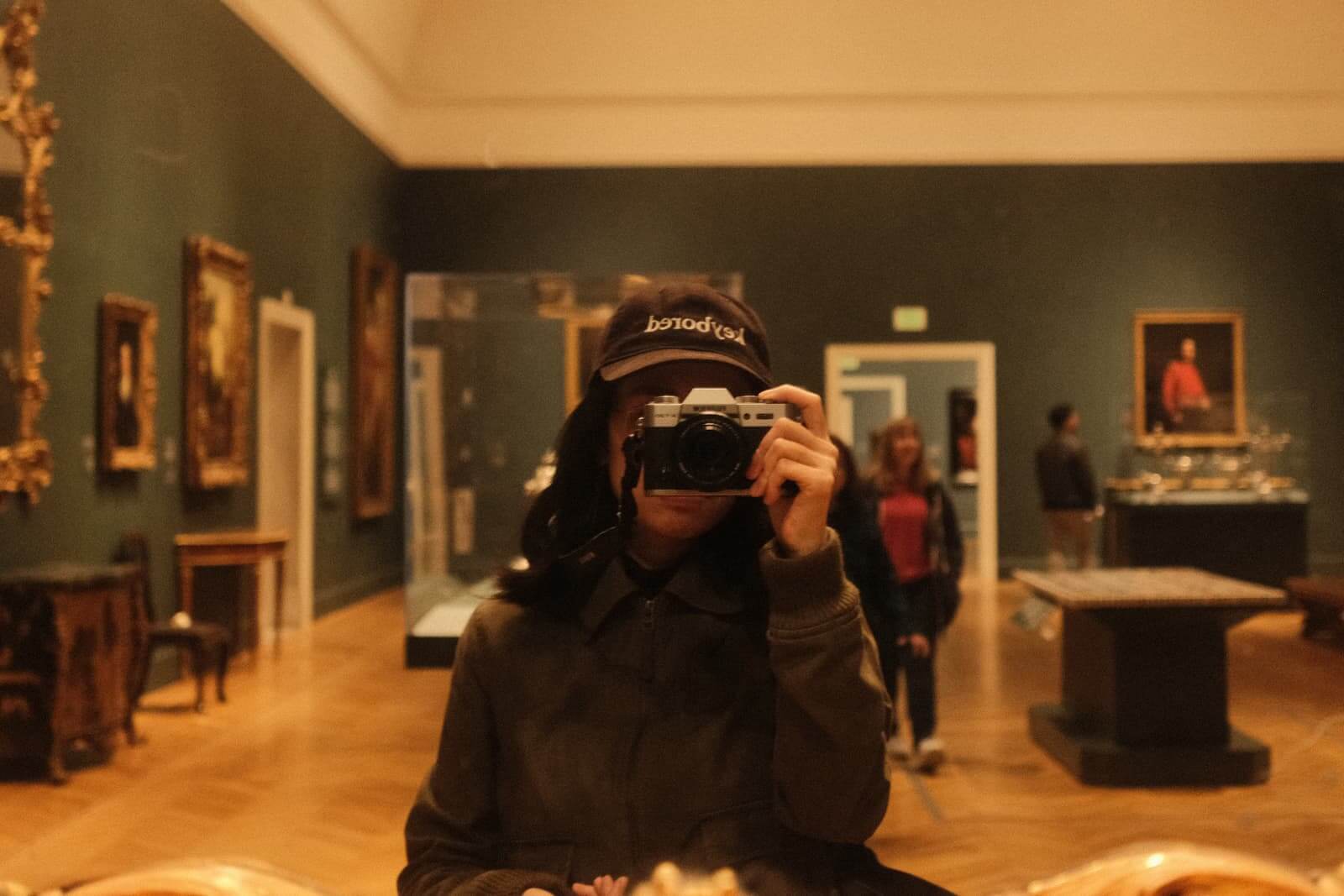 Me taking a mirror selfie with my camera inside a room at the museum.