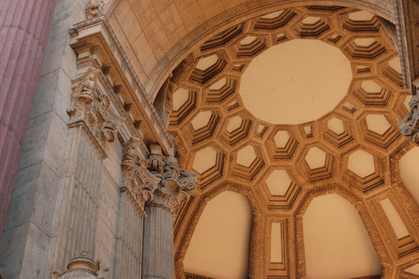 The rounded ceiling, with more fancy sculptures.